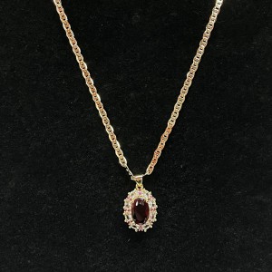 Royal Ruby Halo Halskette mit Diamant & Pink Saphirakzente auf einer 14K Goldkette