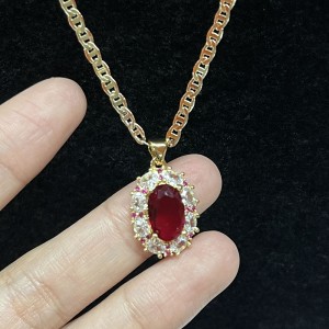 Royal Ruby Halo Halskette mit Diamant & Pink Saphirakzente auf einer 14K Goldkette