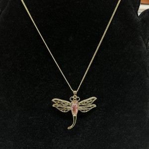 Elegante Drachenfly -Anhänger -Halskette mit rosa Kristall- und Strassakzenten, Gold-Mit komplizierten filigranen Flügeln plattiert