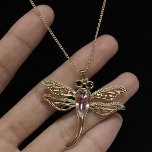 Elegante Drachenfly -Anhänger -Halskette mit rosa Kristall- und Strassakzenten, Gold-Mit komplizierten filigranen Flügeln plattiert