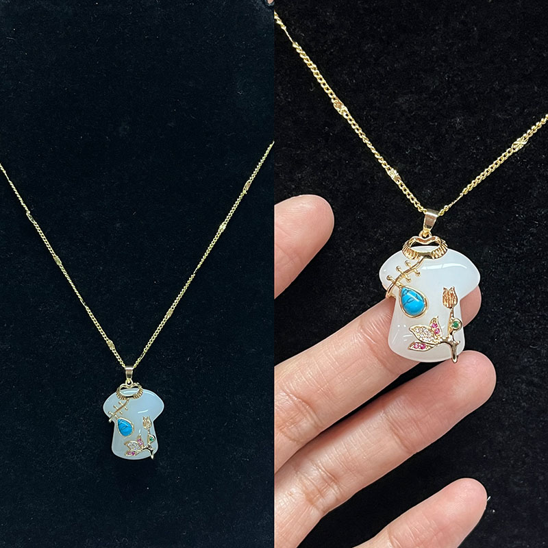 Elegante chinesische Cheongsam Anhänger Halskette weiße Jade mit Gold-Plattierte Blumendetails, Türkis & Zirkonakzente Vintage-Inspirierter Modeschmuck für Frauen