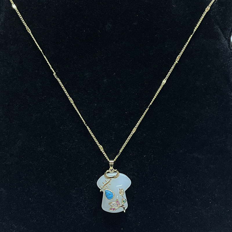 Elegante chinesische Cheongsam Anhänger Halskette weiße Jade mit Gold-Plattierte Blumendetails, Türkis & Zirkonakzente Vintage-Inspirierter Modeschmuck für Frauen