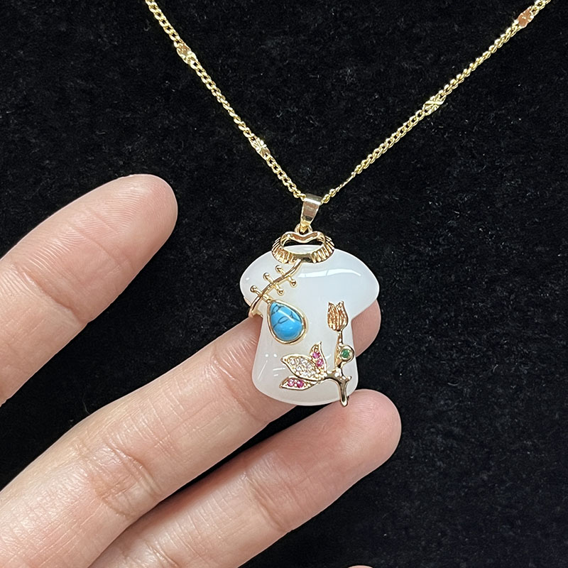 Elegante chinesische Cheongsam Anhänger Halskette weiße Jade mit Gold-Plattierte Blumendetails, Türkis & Zirkonakzente Vintage-Inspirierter Modeschmuck für Frauen