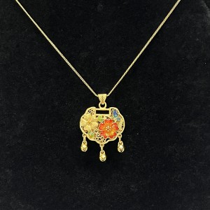 Traditionelles chinesisches Gold-Plattierte Langlebigkeitsverriegelungshalskette mit filigraner Blumenschmelz und baumelnde glückliche Glocken zum Schutz und zum Wohlstand