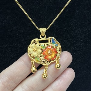 Traditionelles chinesisches Gold-Plattierte Langlebigkeitsverriegelungshalskette mit filigraner Blumenschmelz und baumelnde glückliche Glocken zum Schutz und zum Wohlstand