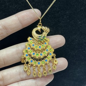 Luxus 18K Gold-Peacock Anhängerkette mit Hand mit Hand-Lackierter Emaille -Details und baumelnder Goldzauber für Frauen
